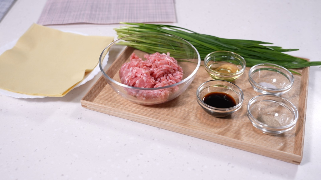 製作千張韭菜豬肉卷所需食材。