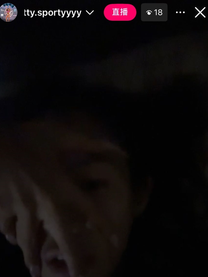女事主重演被人觸摸臉龐一刻。 女事主重演被人觸摸臉龐一刻。