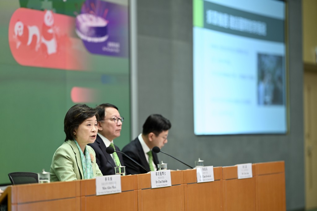 孫玉菡(右)表示，打擊濫用「補充勞工優化計劃」只針對輸入侍應生及初級廚師的申請。劉駿軒攝