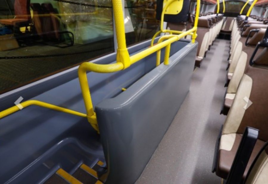 現時九巴車廂內全車已設有連續性扶手。九巴網圖片 現時九巴車廂內全車已設有連續性扶手。九巴網圖片