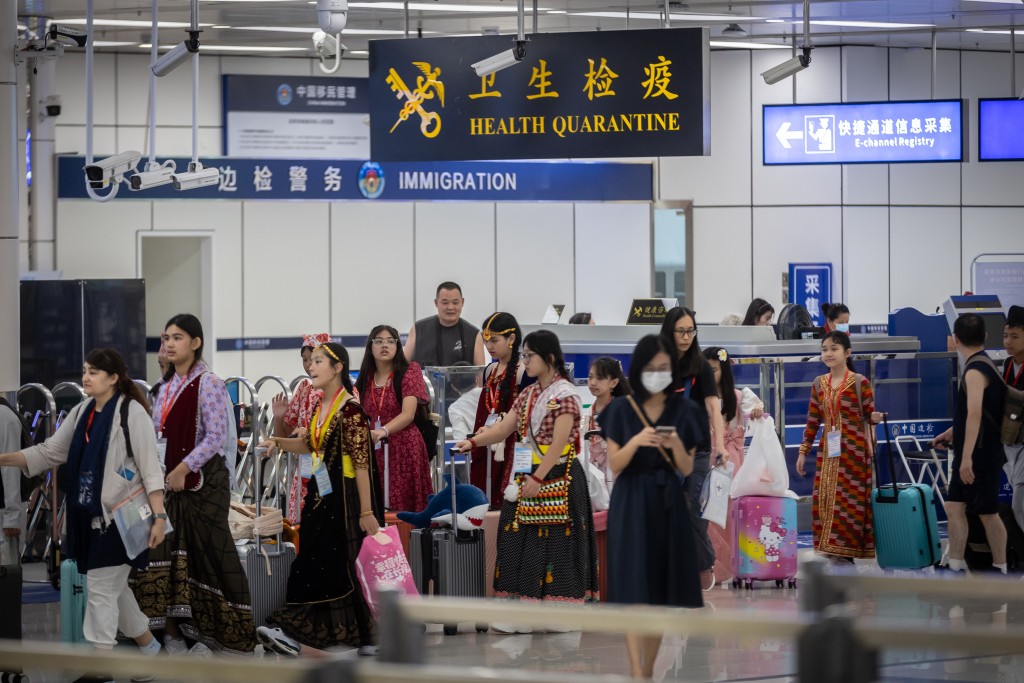 少數族裔學生利用通行證過關回港。