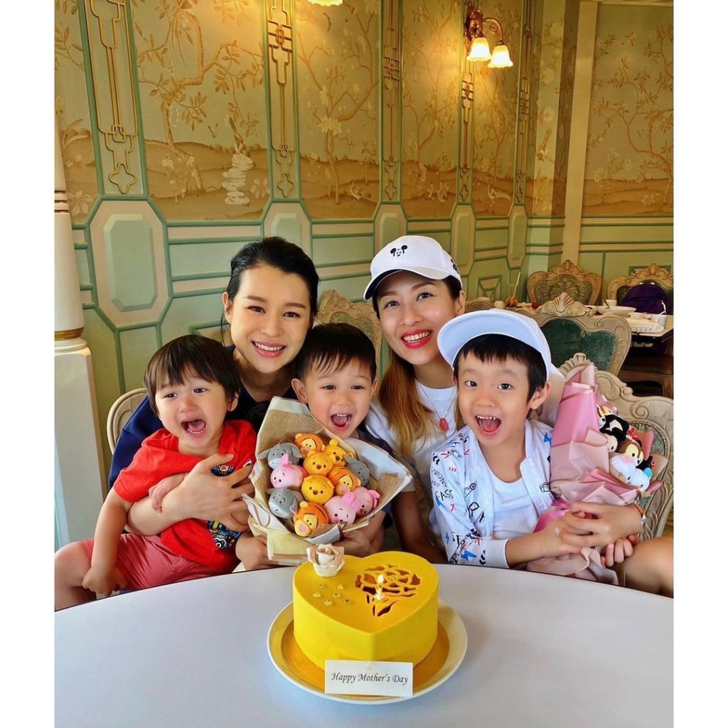 陳敏之同胡杏兒一家慶祝母親節。
