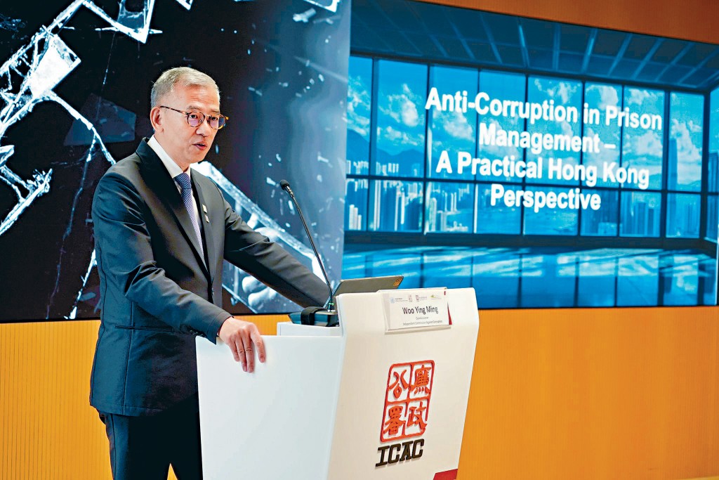 廉政專員胡英明為專家團隊詳述廉政公署與懲教署共同打擊監獄貪污罪行的合作模式。