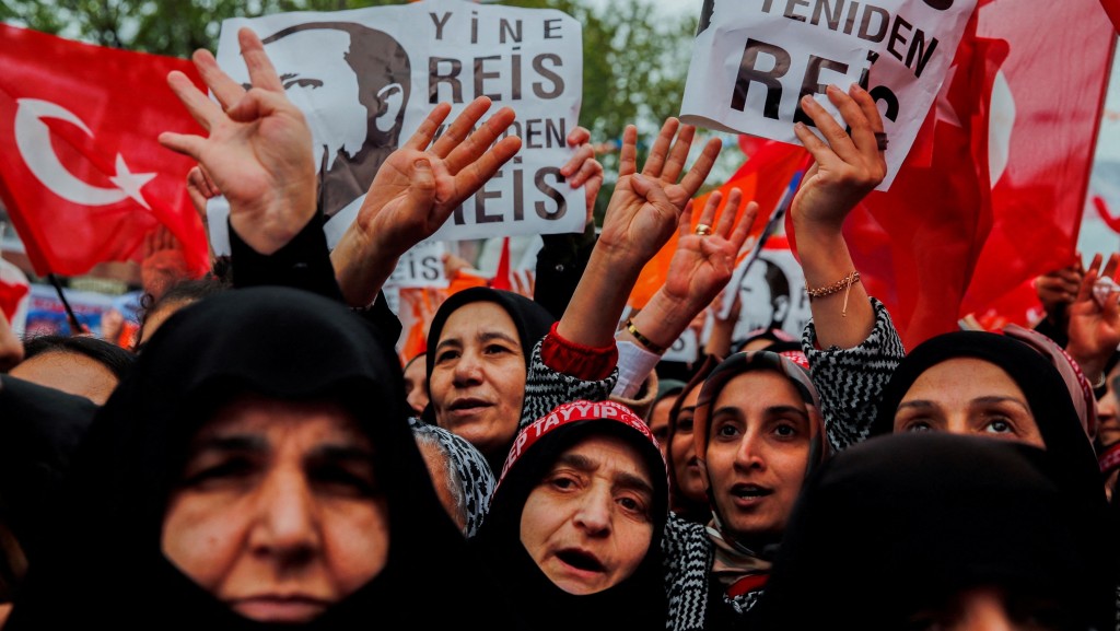 埃尔多安支持者选举前夕在伊斯坦堡集会造势。 路透社