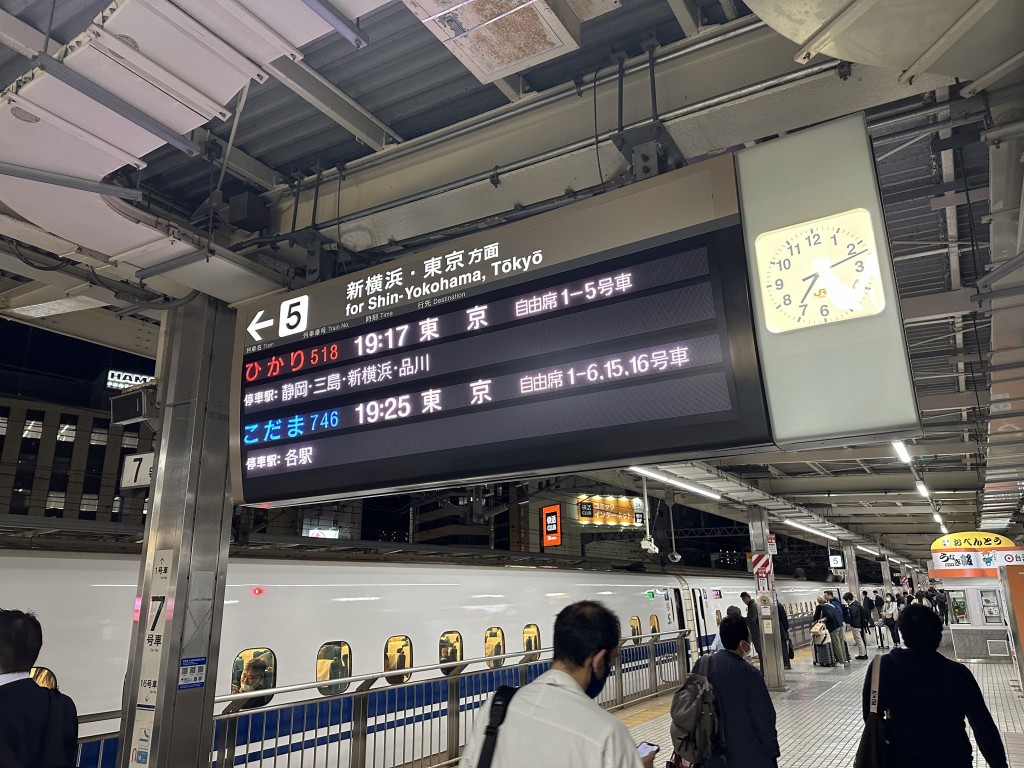 日本JR静冈站有僧人跳落路轨找手机，导致新干线部份列车受阻。