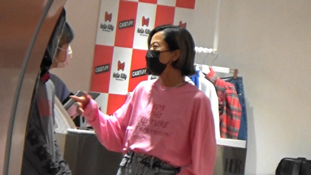 阿徐巡鋪期間同員工傾到好𤷪𤺧，唔知呻緊啲咩呢？