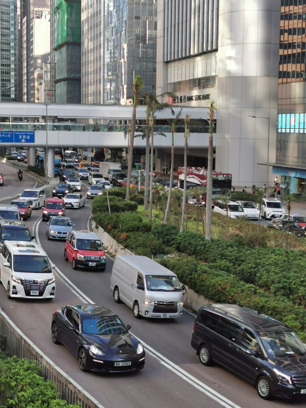 有網民在社交平台發文指港島昨日出現大塞車。馬路的事 (即時交通資訊台)FB圖片