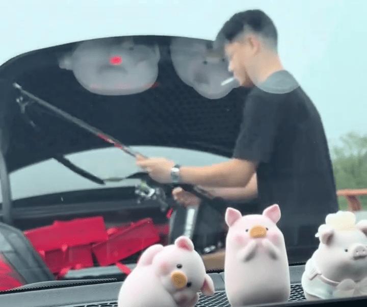 塞車塞出鬆弛感，車主在車尾廂拿出釣魚桿。