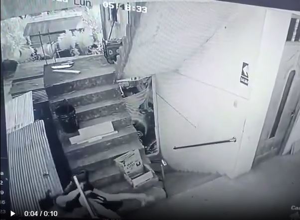 秘魯有女子擁抱男友時，衝力過猛，齊齊跌落街致1死1重傷。X