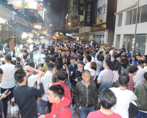 旺角夜市人头涌涌，非常热闹。