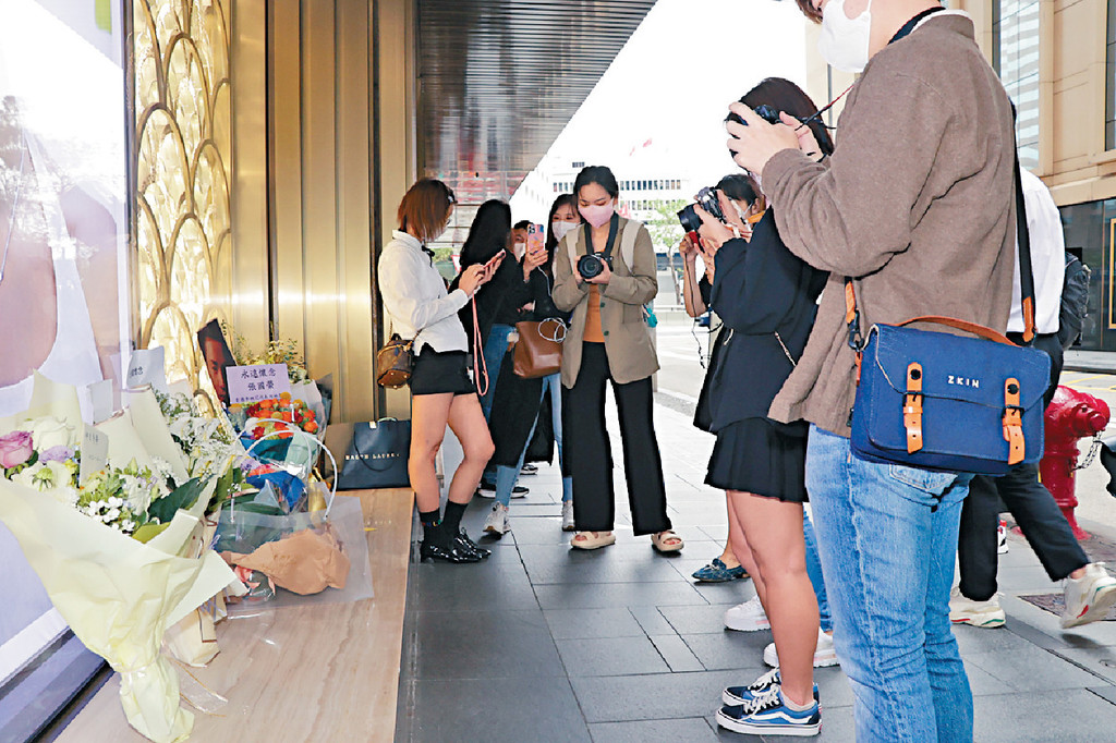■「哥迷」於文華東方酒店前獻花悼念偶像。
