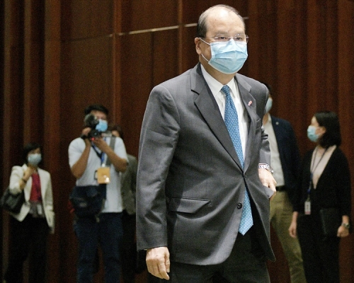 張建宗出席財務委員會議。資料圖片