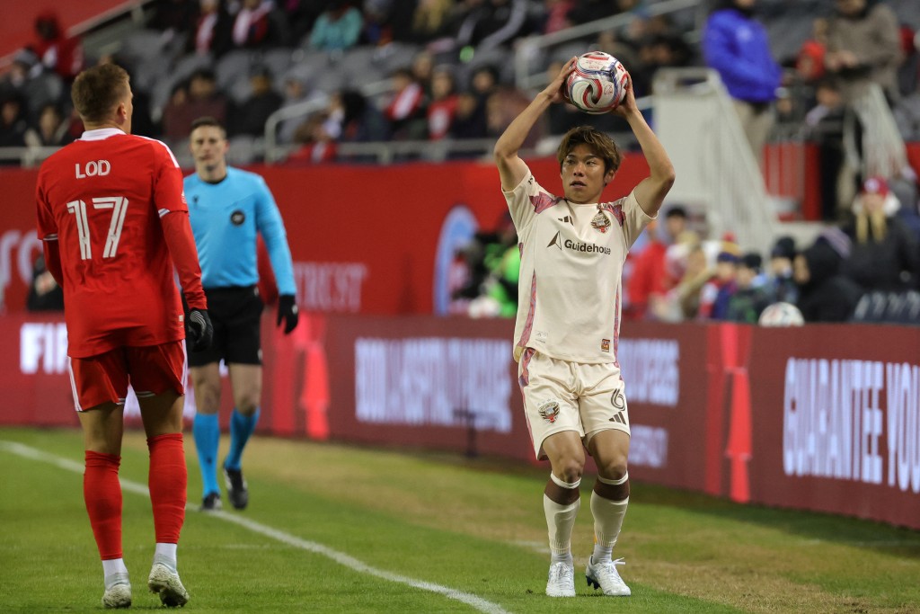 界外球要在5秒内扔出，否则被罚失去球权。路透社