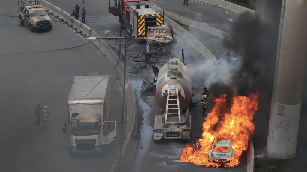 墨西哥氣罐車翻側爆炸，旁邊的無辜車輛陷入火海。 美聯社