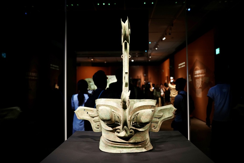 展覽將呈現120件距今2600–4500年的青銅器、玉器、金器及陶器等珍貴文物。