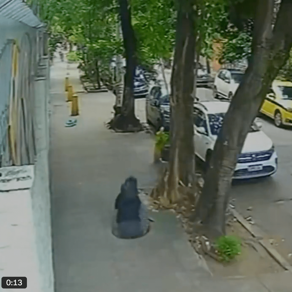 就在罗莎举步踩中坑渠盖边缘的一刹那，整块井盖在毫无预警下突然如翻板般向上翻开，罗莎瞬间失去重心，整个人垂直跌入幽暗的洞穴之中。