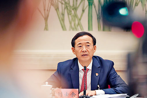 ■前中國證監會主席劉士余主動投案。