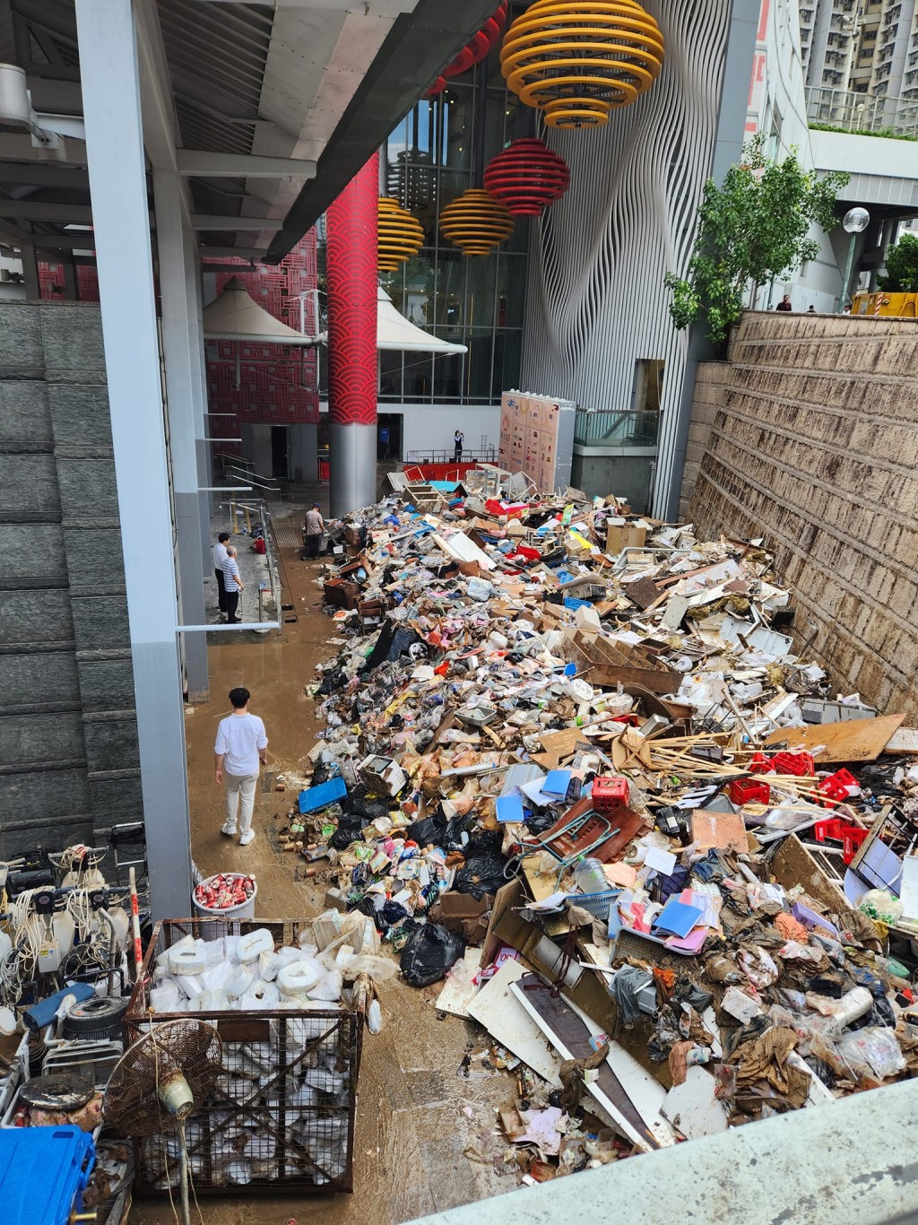 垃圾山長逾百米。(香港突發交通事故報料區FB)