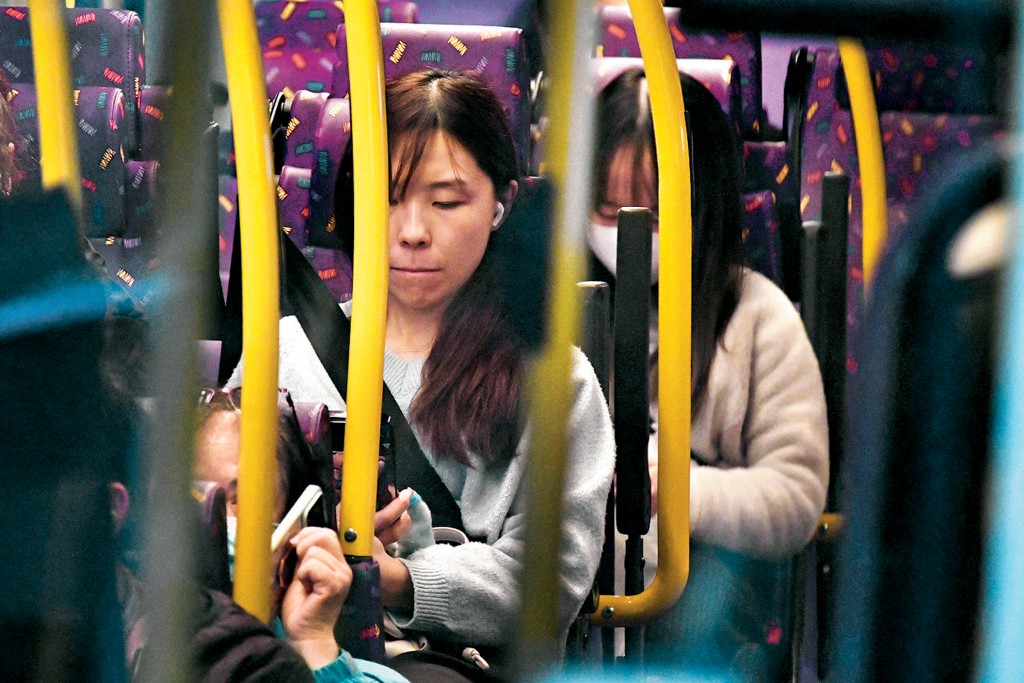 巴士安全带的新法例暂缓，有巴士乘客仍然自愿佩戴安全带。