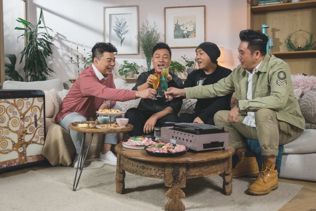 張衞健與TVB如今已和解,他不但曾再為TVB拍劇,亦不時亮相TVB節目。 張衞健與TVB如今已和解,他不但曾再為TVB拍劇,亦不時亮相TVB節目。