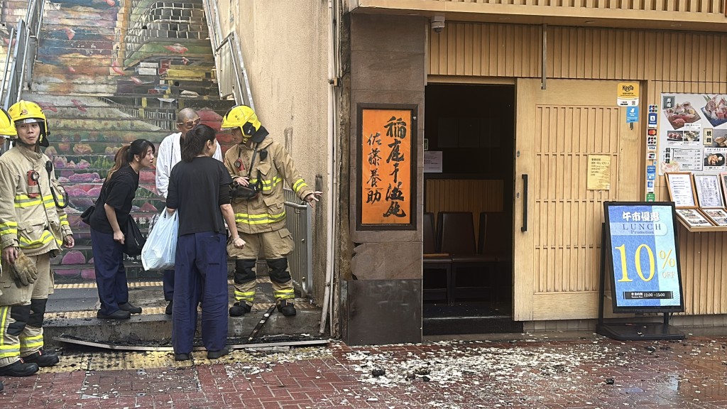 餐廳職員走火警到店外暫避。劉漢權攝