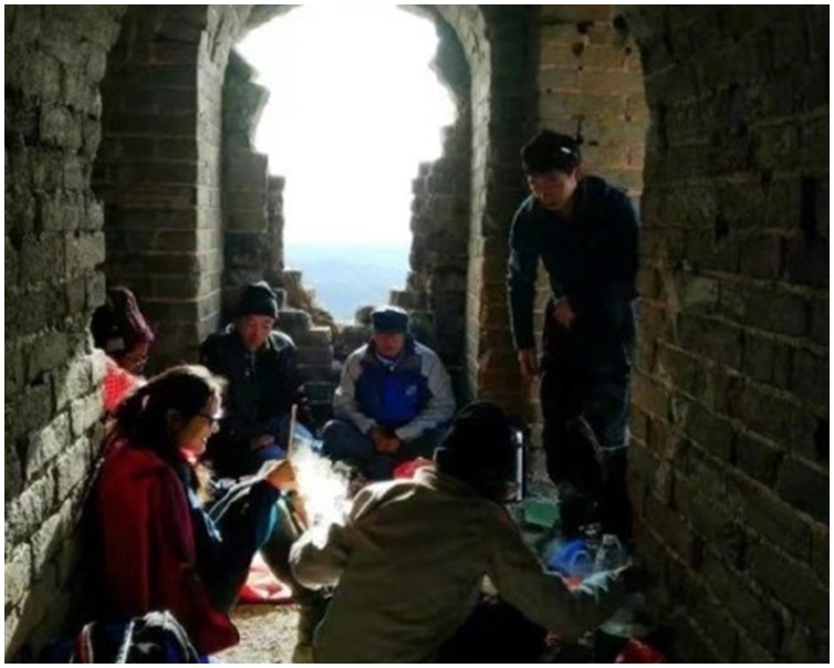 城墙墙身被烟火熏黑。