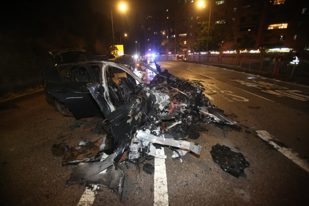 私家車車頭嚴重焚毀。曾志恒攝