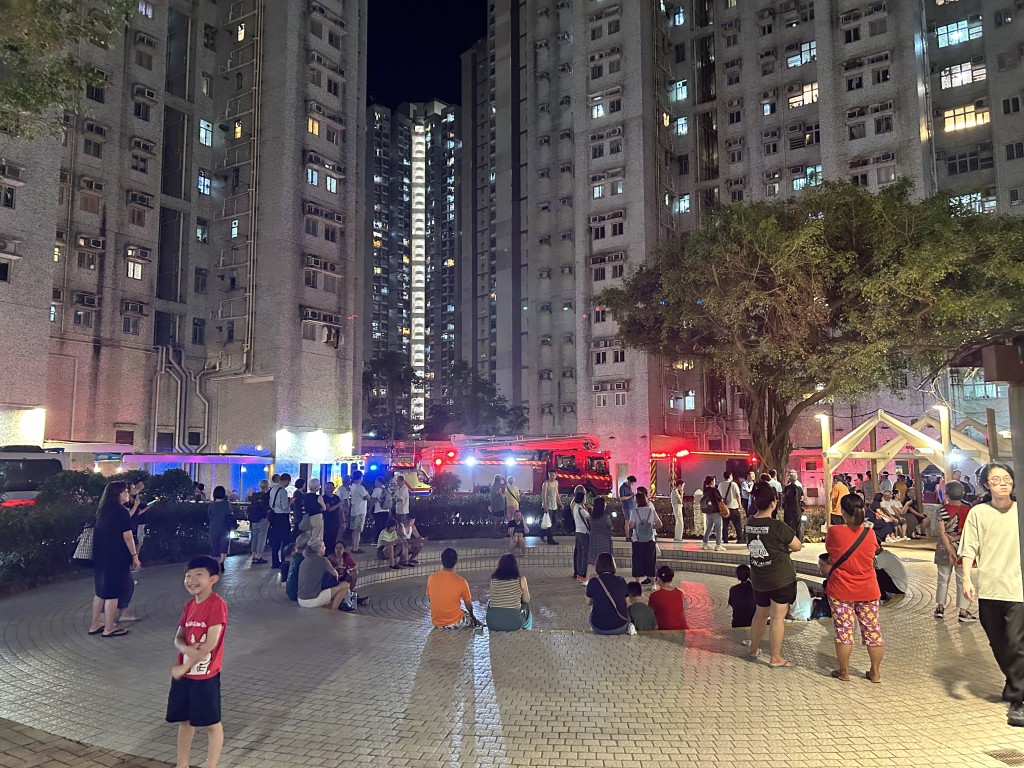 大批住戶疏散至樓下暫避。曾志恆攝 大批住戶疏散至樓下暫避。曾志恆攝