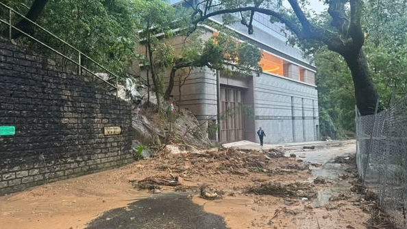 截至今午2時半,土力工程處共接獲15宗山泥傾瀉報告,圖為半山寶珊道情況。土力牆FB圖片