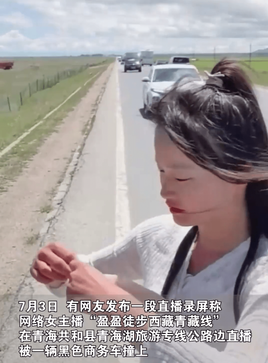 網紅女主播盈盈徒步西藏青藏線在公路旁設置直播的攝影器材。