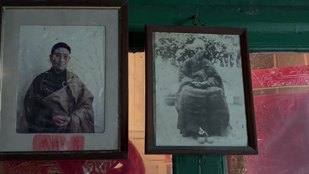 苏婆婆的庙堂内有不少旧照片。