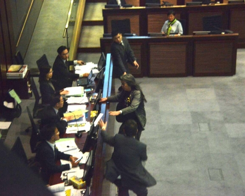 梁國雄衝上主席台。
