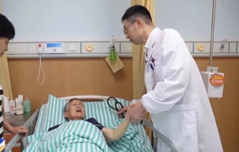 雷暴哮喘可引發致死性的哮喘發作，嚴重時會危及生命。央視截圖