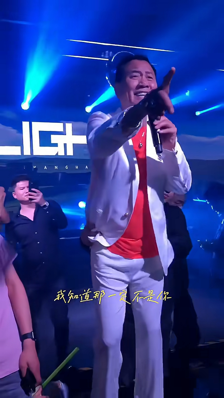 日前又有一段萬梓良險跌落台的短片瘋傳。 日前又有一段萬梓良險跌落台的短片瘋傳。