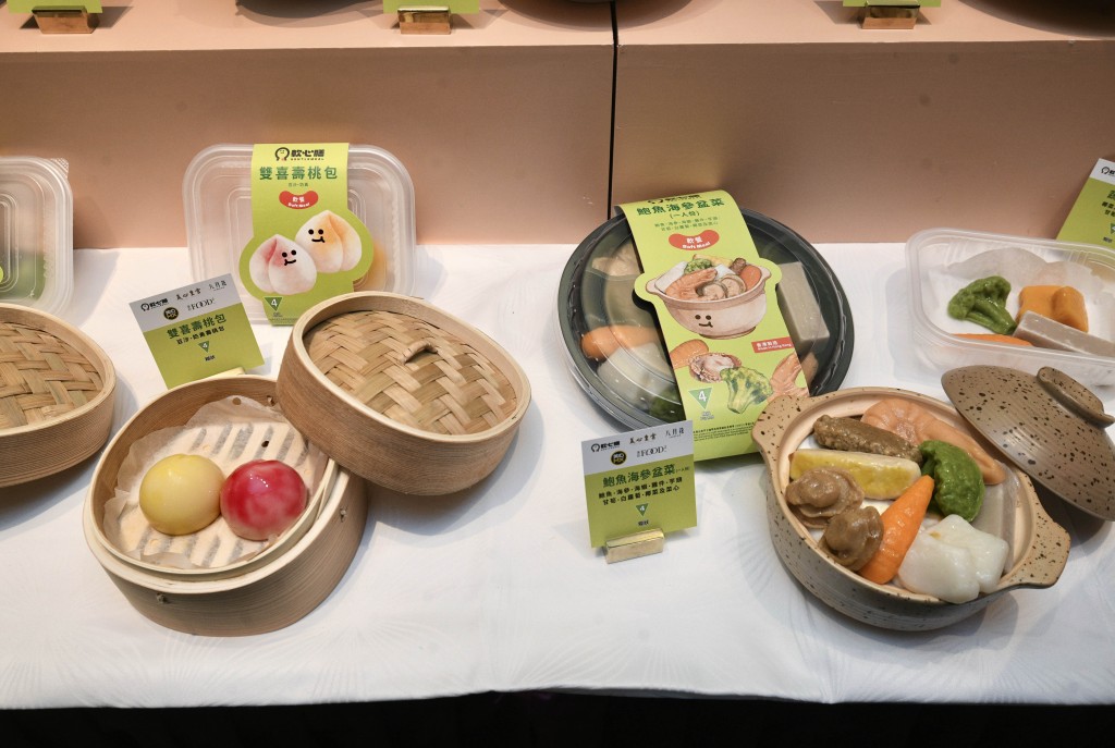 美心推出新研發的「一人份鮑魚海參盆菜」和「雙喜壽桃包」。 美心推出新研發的「一人份鮑魚海參盆菜」和「雙喜壽桃包」。