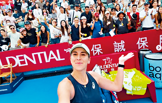 賓錫早前與球迷玩自拍。