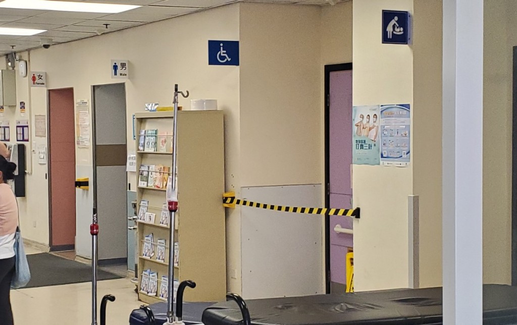 东区医院急症室无障碍厕所，18日早上曾拉上封锁带。杨伟亨摄