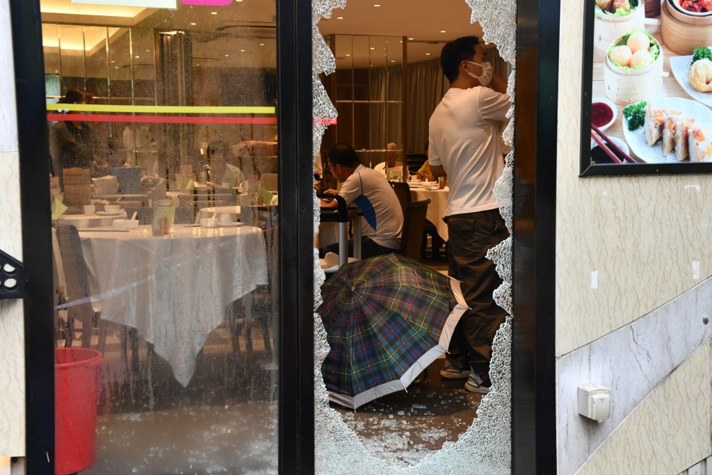 位於顯徑邨的酒家玻璃門粉碎。
