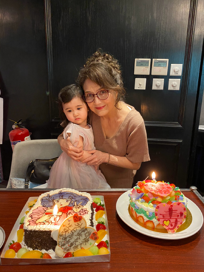 施明攬攬兩歲生日的小孫女。