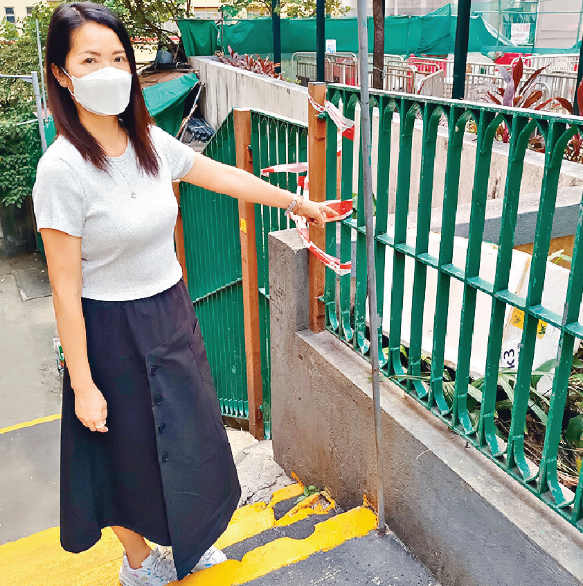 ■ District Councilor Liu Guimei pointed out that there were dozens of mice in the planter.