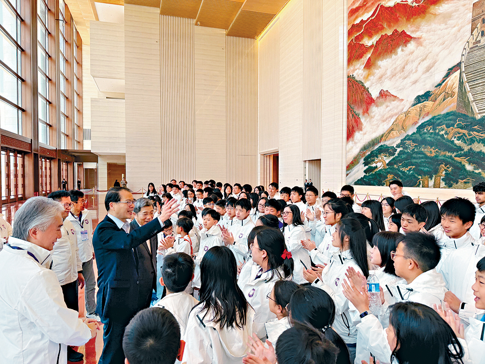 區志光帶領參訪團參觀中國共產黨歷史展覽館。  