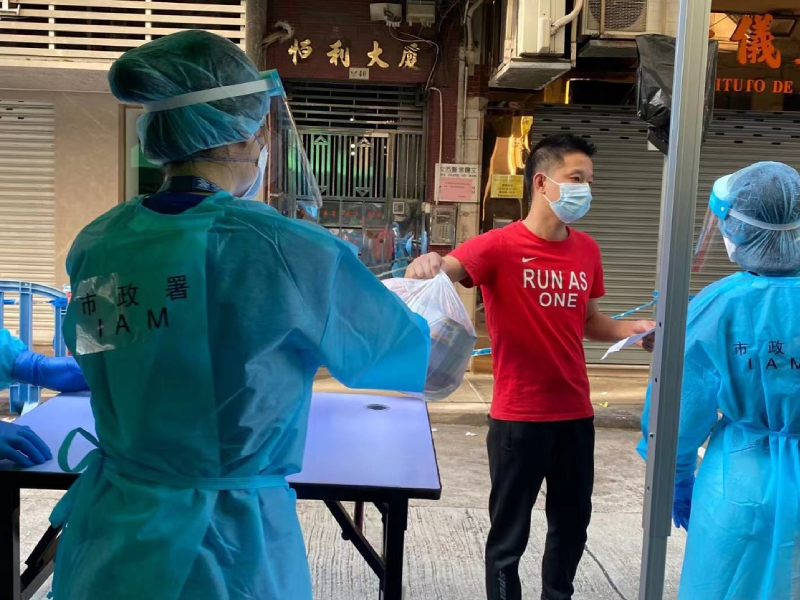 澳門向封區居民派發物資。澳門政府新聞局圖片