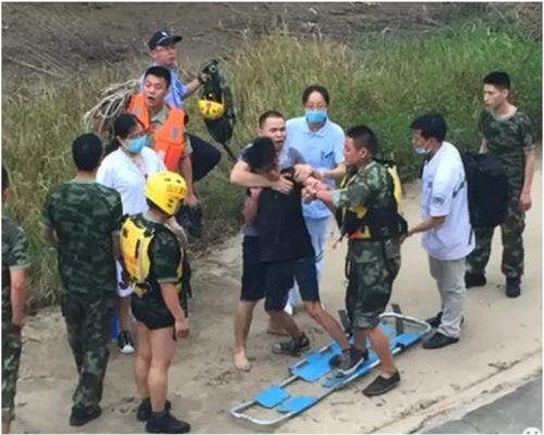 男子獲救後在水中掙扎。