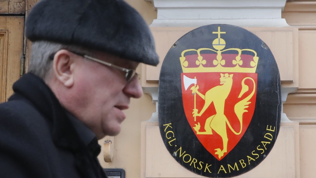 挪威驻俄大使馆的挪威国徽。 路透社