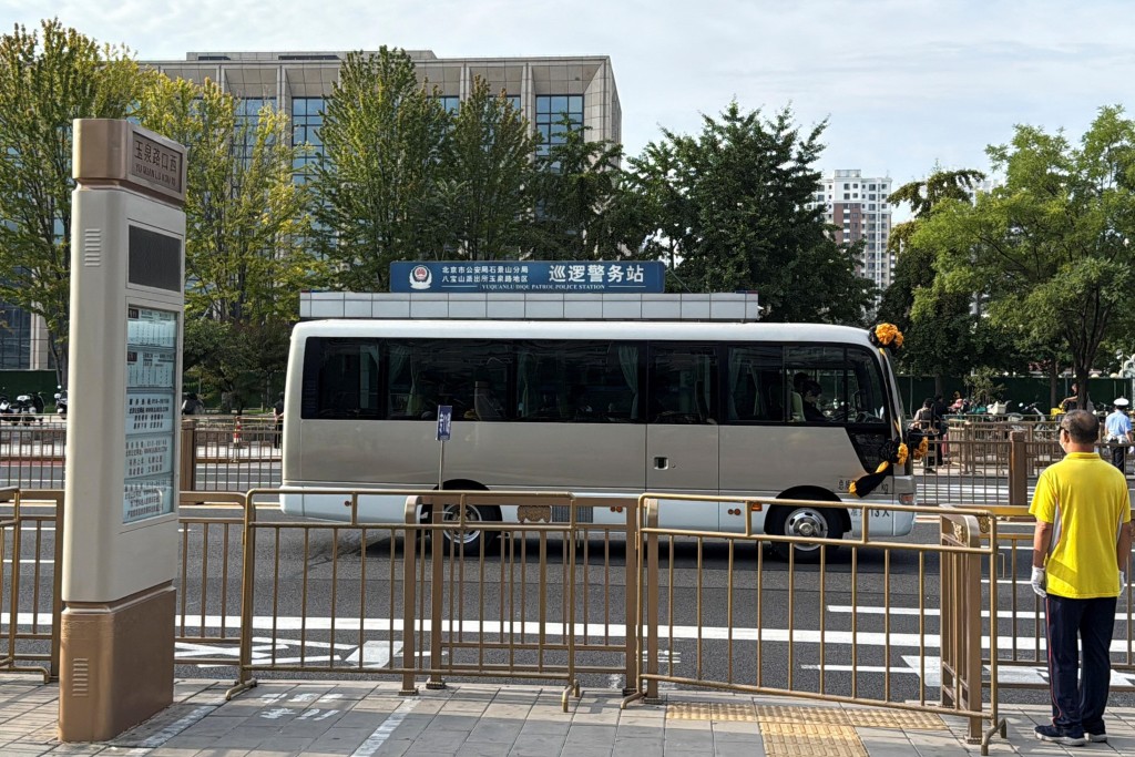 一辆相信载着朱镕基遗体的车辆18日上午往北京八宝山公墓的方向驶去。 路透社 一辆相信载着朱镕基遗体的车辆18日上午往北京八宝山公墓的方向驶去。 路透社