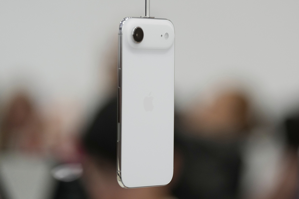 iPhone Air內地延期發售,未能與今年的另外三款iPhone同步發售。 美聯社 iPhone Air內地延期發售,未能與今年的另外三款iPhone同步發售。 美聯社