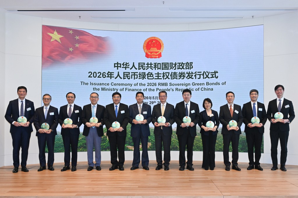 陈茂波出席中华人民共和国财政部2026年人民币绿色主权债券发行仪式,并与中华人民共和国财政部副部长宋其超(左六)等主礼嘉宾合照。 陈茂波出席中华人民共和国财政部2026年人民币绿色主权债券发行仪式,并与中华人民共和国财政部副部长宋其超(左六)等主礼嘉宾合照。