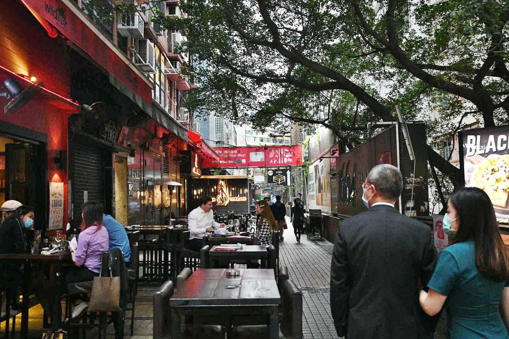 所有酒吧或酒館傍晚6時起關閉14日。