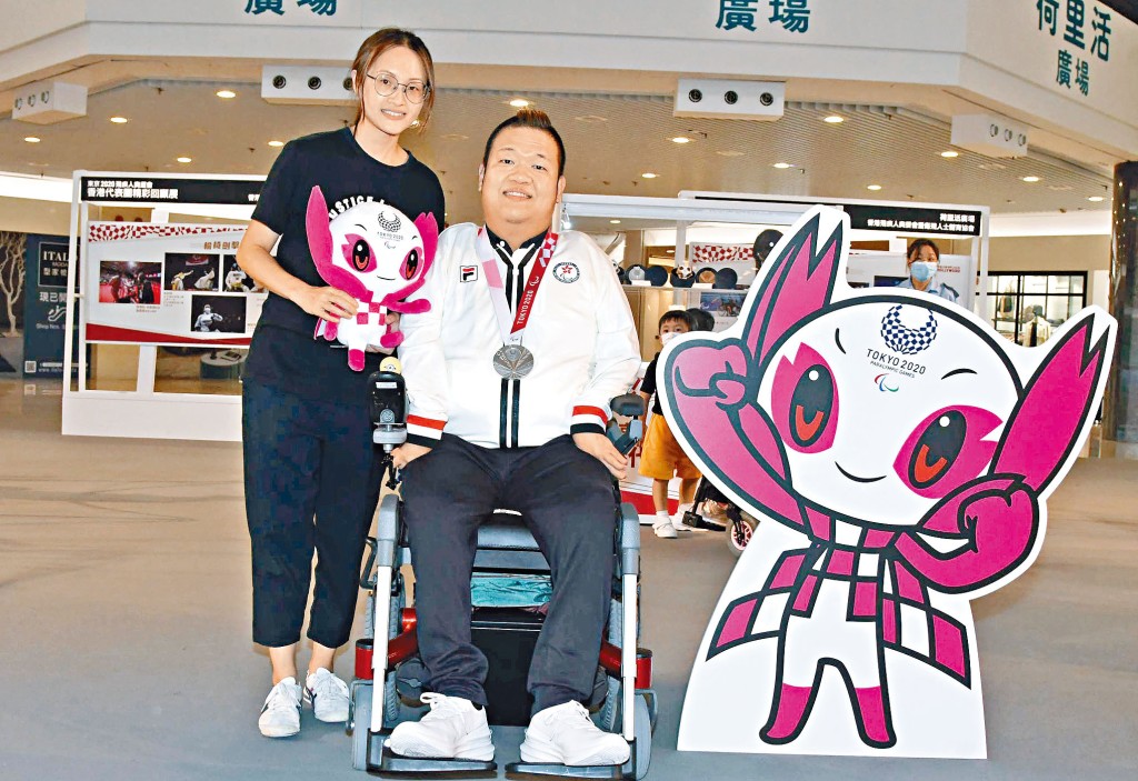 梁育榮為相片展覽拍攝宣傳照，期望硬地滾球植根到香港各區。