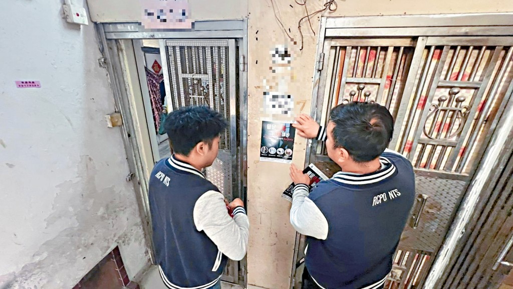 各警區警民關係組在區內屋苑及人流較多地點展開防罪宣傳及教育。